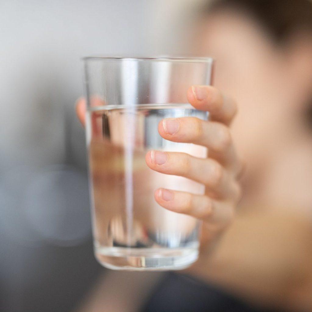 Peut-on vraiment faire confiance à l’eau du robinet ?