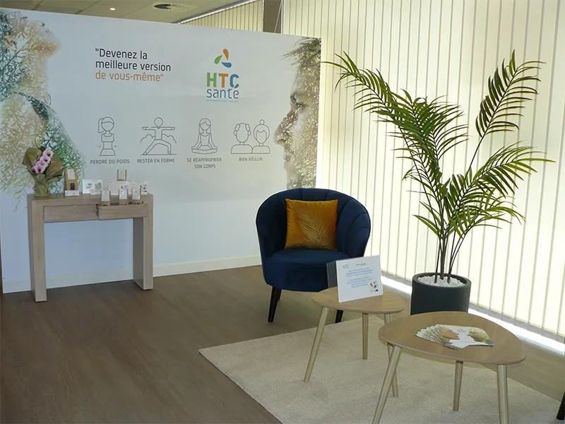 Espace d'accueil chaleureux d'un centre HTC Santé
